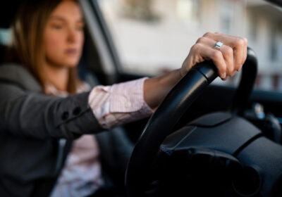 closeup-businesswoman-steering-wheel-car-commuting-work